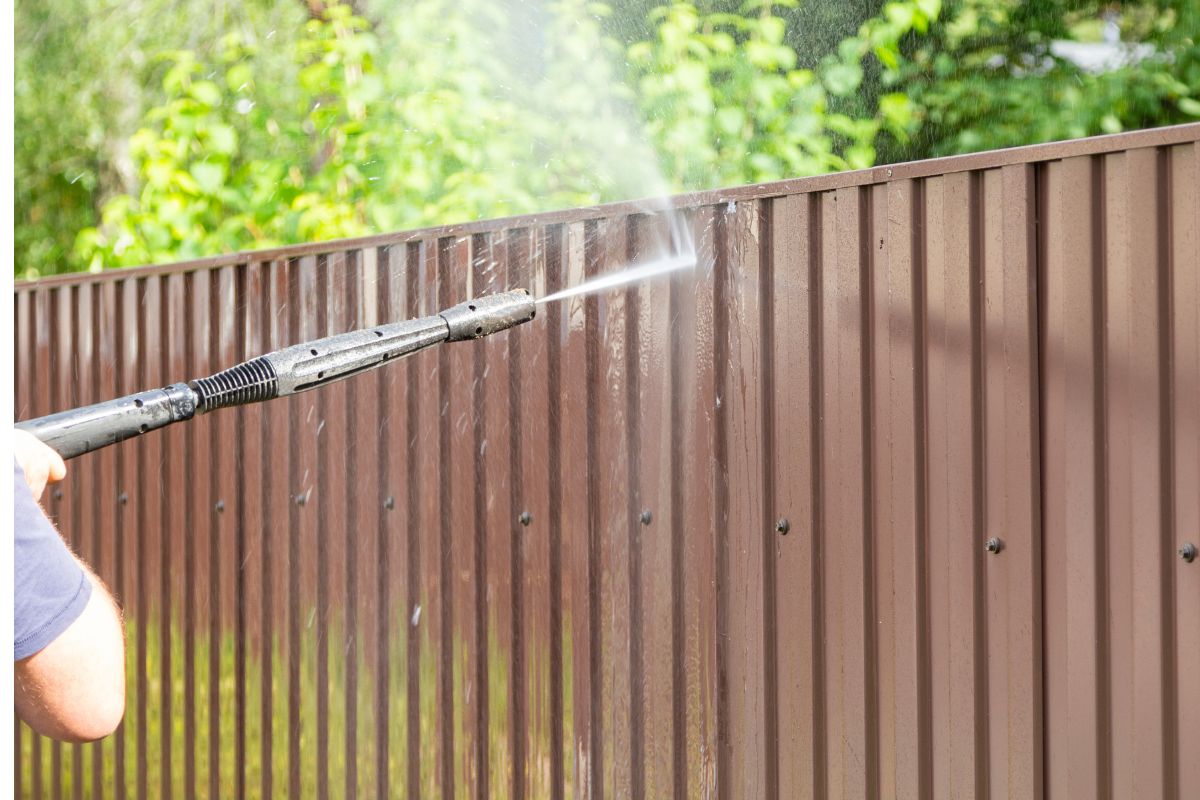 How Regular Fence Washing Prolongs Its Lifespan